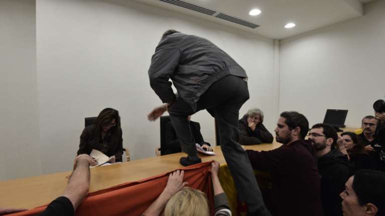 Μπουγέλωσαν την ειρηνοδίκη για τους πλειστηριασμούς!