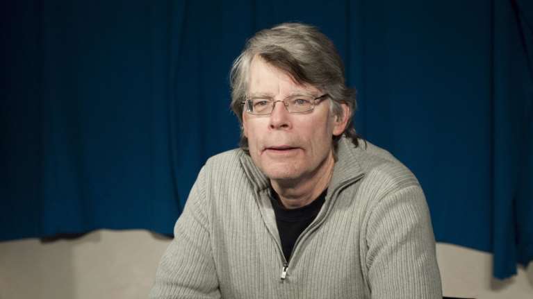 Ο Στίβεν Κινγκ βοηθά παιδιά να εκδώσουν βιβλίο εμπνευσμένο από την πανδημία