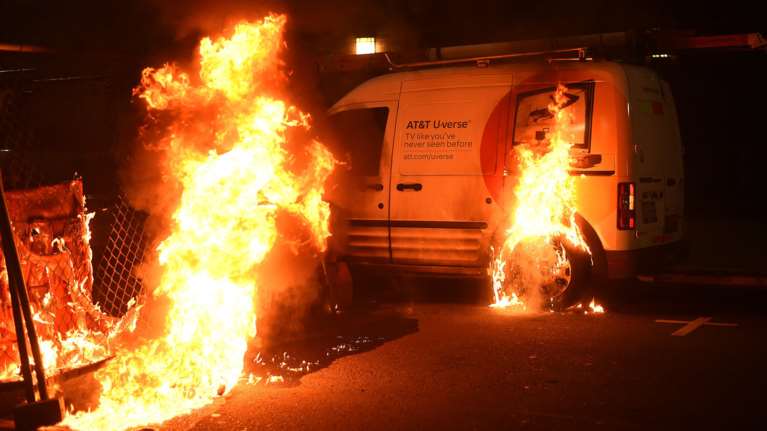 Φωτιές και συλλήψεις σε διαδηλώσεις κατά του Τραμπ στις ΗΠΑ