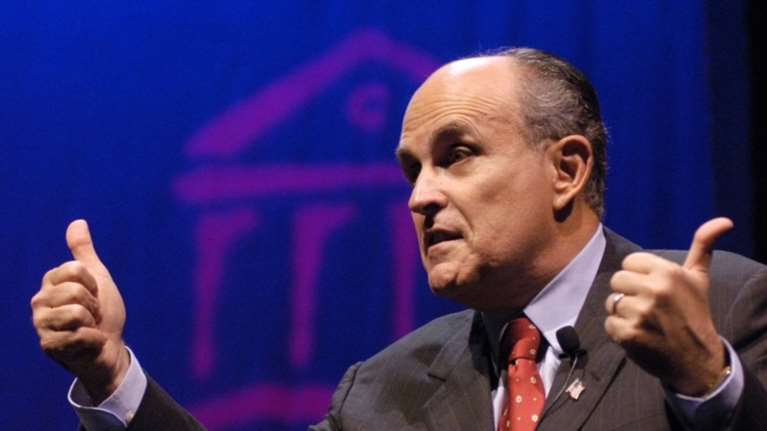 Ο Ρούντι Τζουλιάνι βλέπει πιθανή τη δίωξη στην Κλίντον