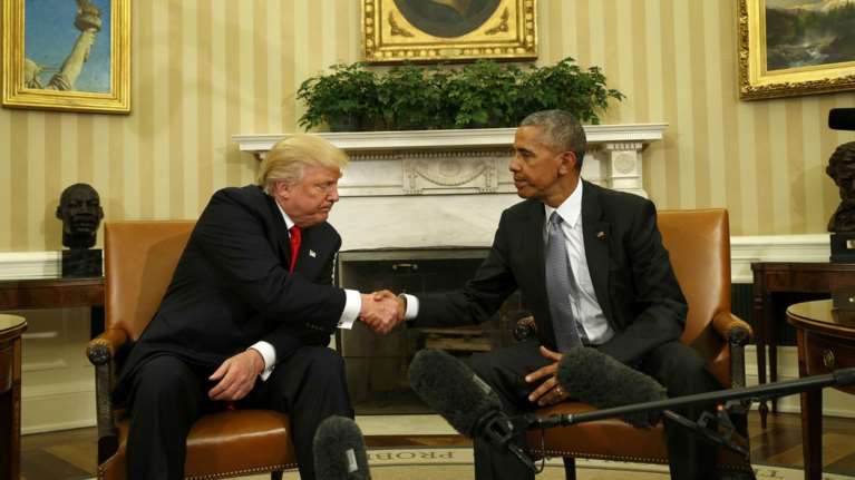 Τα παγωμένα πρόσωπα και η αμήχανη χειραψία Ομπάμα-Τραμπ στον Λευκό Οίκο