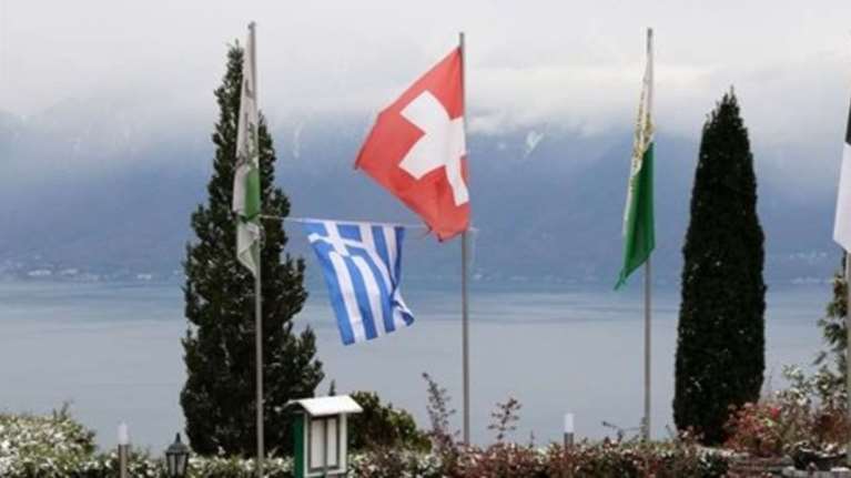 Υψωσε ελληνική σημαία στις συνομιλίες για το Κυπριακό