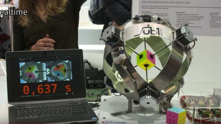 Ρομπότ λύνει τον κύβο του Ρούμπικ σε 0,6&#39;&#39; και σπάει κάθε ρεκόρ [Βίντεο]