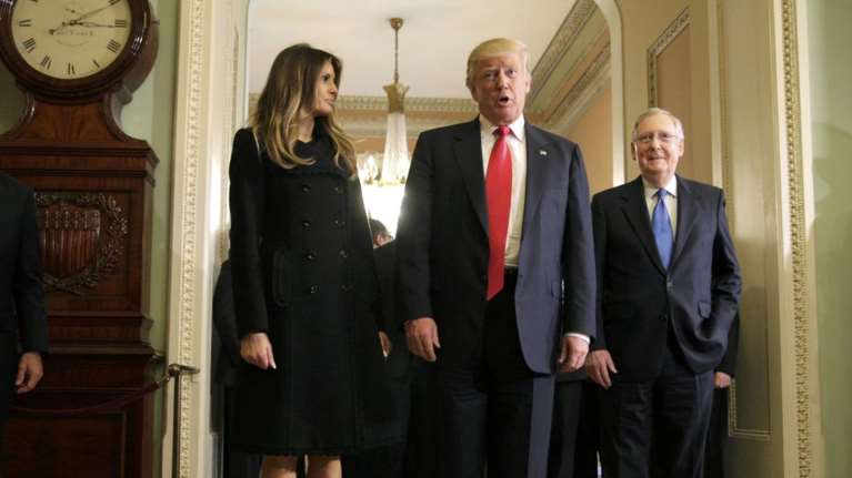 Καρέ - καρέ η πρώτη εμφάνιση της Μελάνια Τραμπ στον Λευκό Οίκο