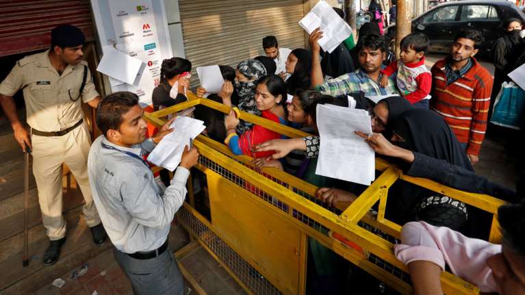 Πανικός στις Ινδικές τράπεζες λόγω κατάργησης μεγάλων χαρτονομισμάτων