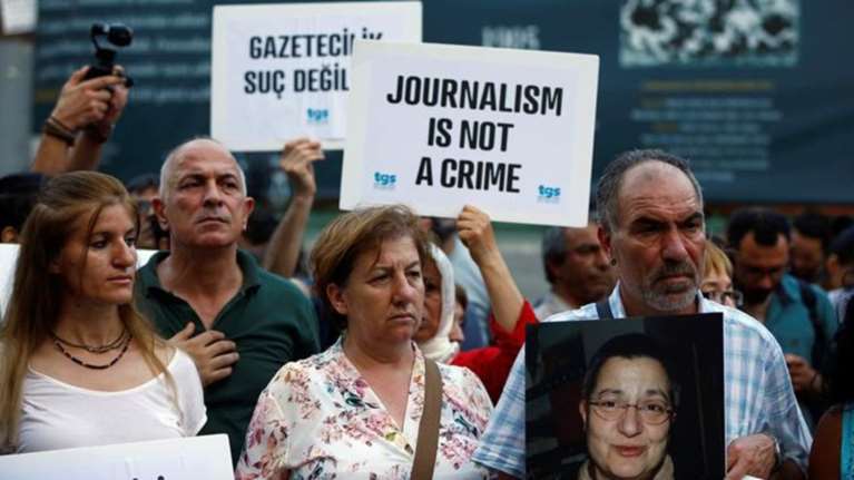 Τουρκία: Μαίνεται ο διωγμός του Τύπου - Φυλάκισαν ρεπόρτερ