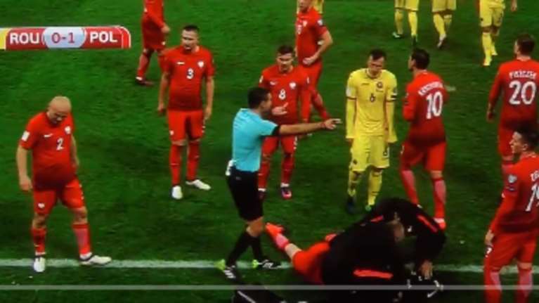 Κροτίδα σκάει μπροστά στον Λεβαντόφσκι στο παιχνίδι Ρουμανία-Πολωνία