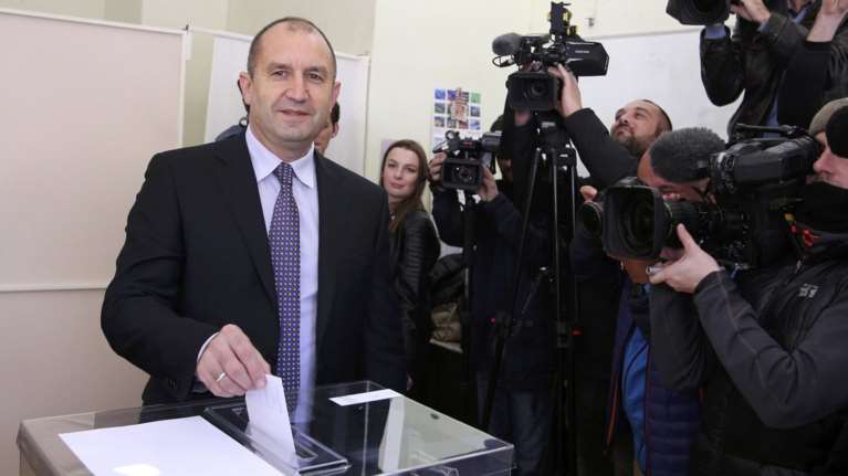Βουλγαρία: Ο υποψήφιος των σοσιαλιστών νικητής των εκλογών