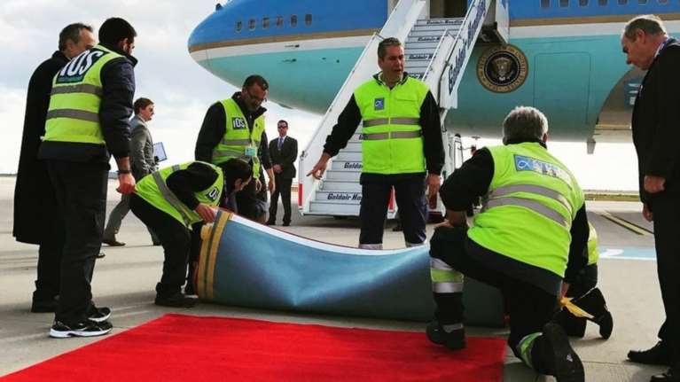 O Λευκός Οίκος σχολιάζει την γκάφα με το κόκκινο χαλί