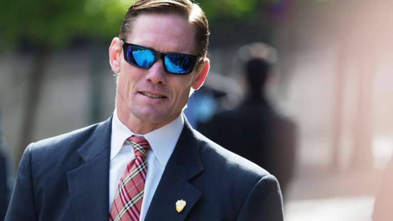 O σκληροτράχηλος bodyguard του Ομπάμα έξω από το Μαξίμου-φωτο