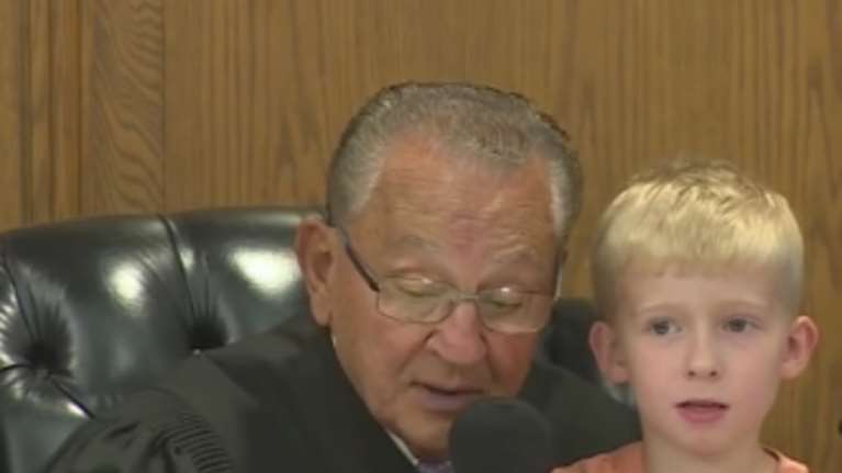 Ο γιος "επέβαλε" πρόστιμο στον μπαμπά για παράνομο παρκάρισμα