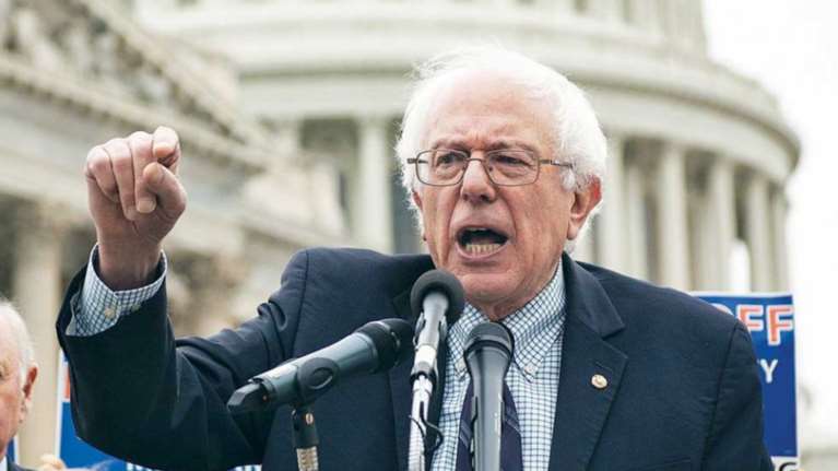 Σάντερς σε Τραμπ: Μη διορίσεις τον Μπάνον, είναι ρατσιστής