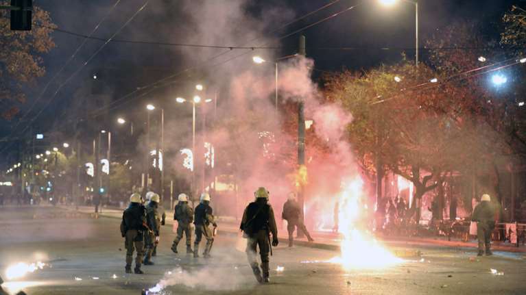 «Εμπόλεμη ζώνη» το Πολυτεχνείο, βροχή μολότοφ και χημικών