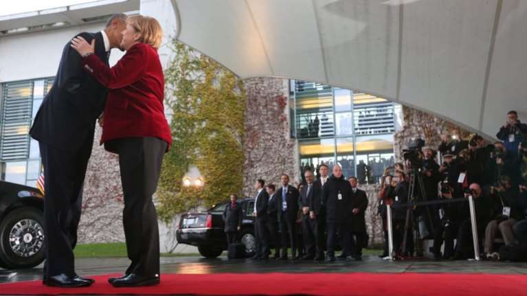 Η Μέρκελ καλωσόρισε τον Ομπάμα στην Καγκελαρία με ένα φιλί-Φωτο και βίντεο