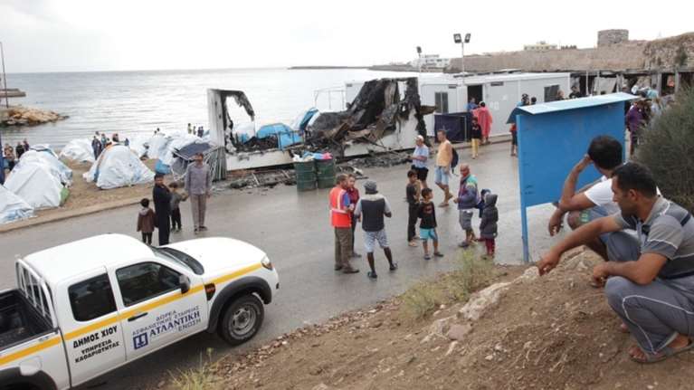 &quot;Ακροδεξιοί πετούσαν πέτρες εναντίον των προσφύγων στη Χίο&quot;