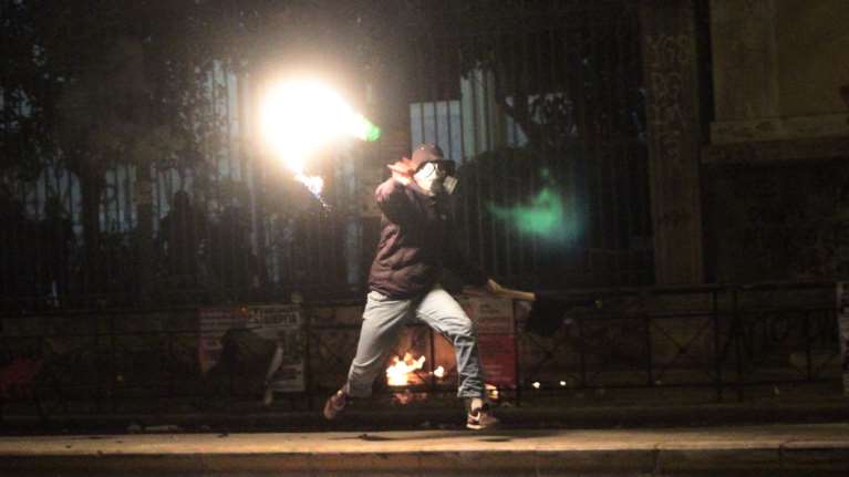 Χειροπέδες σε 13 άτομα στα επεισόδια στην Αθήνα και προσαγωγές