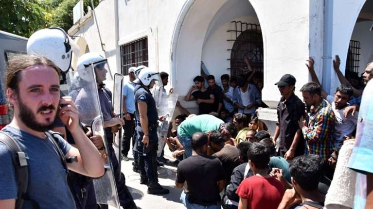 Χίος: Εκτός ελέγχου η κατάσταση - Χτύπησαν αλληλέγγυους