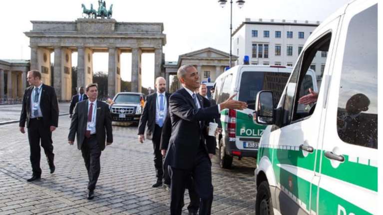 Το πριβέ δείπνο Ομπάμα-Μέρκελ στο Adlon και η χειραψία με τους αστυνομικούς