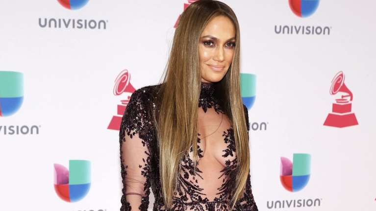 Τζένιφερ Λόπεζ: Το διάφανο κορμάκι και το φιλί στο στόμα με τον πρώην της