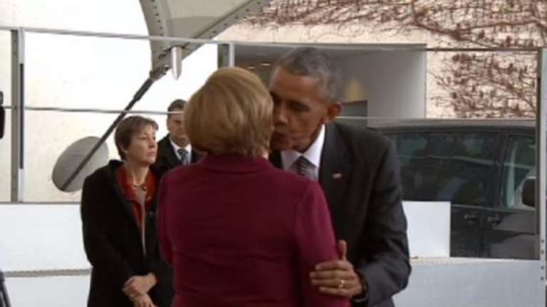 Το φιλί του αποχαιρετισμού της Μέρκελ στον Ομπάμα