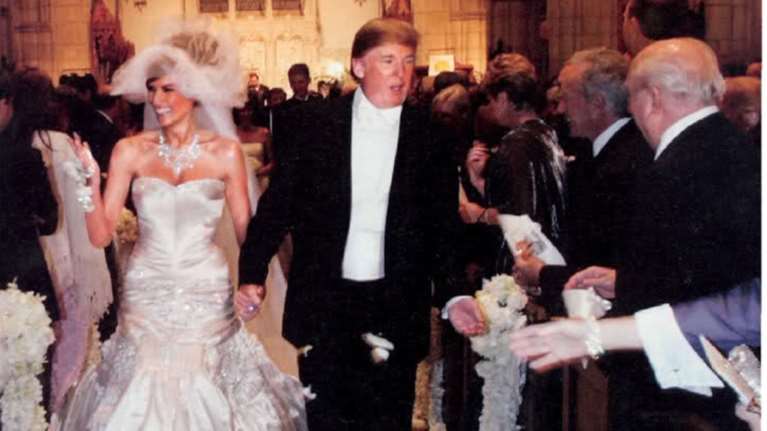 Το εξωφρενικό νυφικό με το οποίο η Μελάνια παντρεύτηκε τον Τραμπ