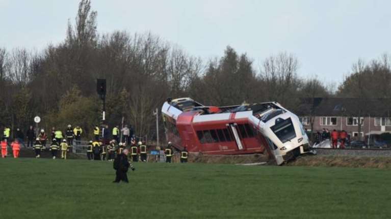Πολλοί τραυματίες από σύγκρουση τρένου με βυτιοφόρο γεμάτο γάλα