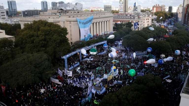 Χάος στο Μπουένος Άιρες από ογκώδη διαδήλωση για τους φτωχούς