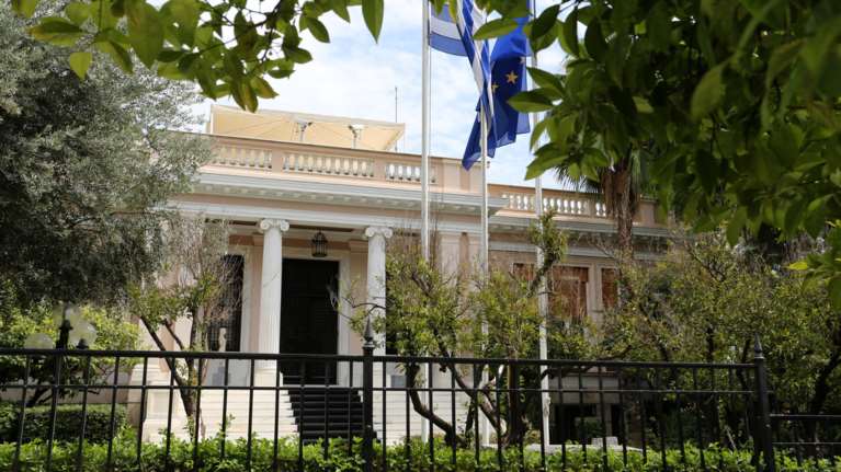 Στο Μαξίμου αποκηρύσσουν αλλά &quot;διαβάζουν&quot; σενάρια εκλογών