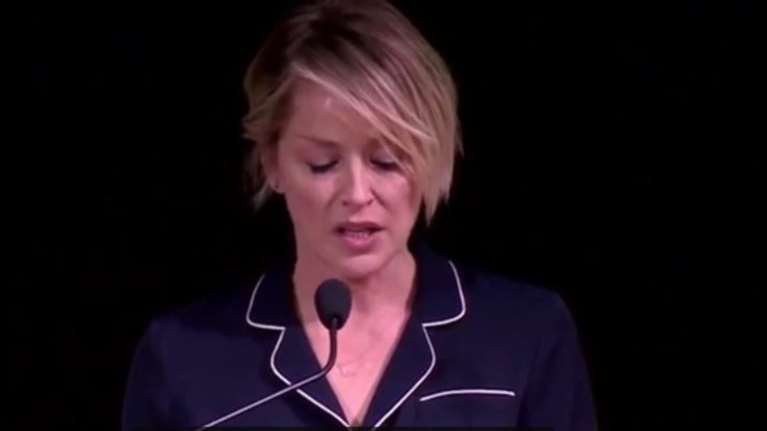 «Λύγισε» η Σάρον Στόουν διαβάζοντας την σπαρακτική επιστολή θύματος βιασμού