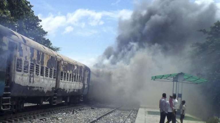 Δεκάδες νεκροί από εκτροχιασμό αμαξοστοιχίας στην Ινδία