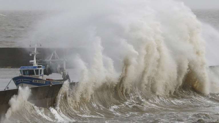 Χωρίς ρεύμα 44.000 νοικοκυριά λόγω σφοδρών ανέμων