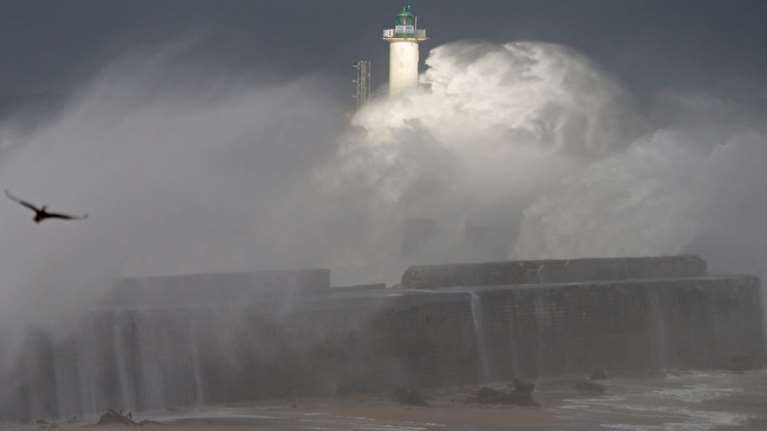 Η καταιγίδα Ανγκους σαρρώνει τη Βρετανία και τη Γαλλία