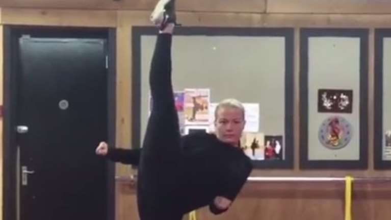 Αυτή η γυναίκα είναι κακός μπελάς και δείτε το γιατί [Βίντεο]