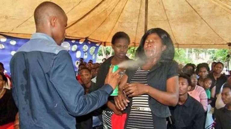 Ν. Αφρική: &quot;Προφήτης&quot; ψέκαζε τους πιστούς με εντομοκτόνο