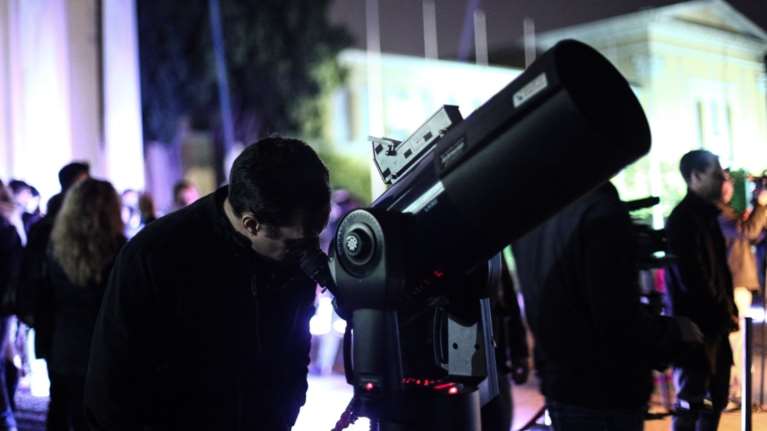 Οι Αθηναίοι στο τηλεσκόπιο για να δουν τον κόκκινο πλανήτη