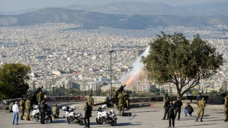 Κηδεία Στεφανόπουλου:Τι συμβολίζουν οι 21 «κανονιοβολισμοί»