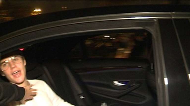 Ξέφυγε ο Μπίμπερ! Γρονθοκόπησε θαυμαστή που προσπάθησε να τον αγγίξει