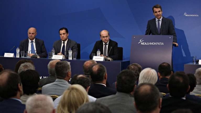 «Αλληθωρίζει» προς τα Δεξιά και το Κέντρο η Νέα Δημοκρατία