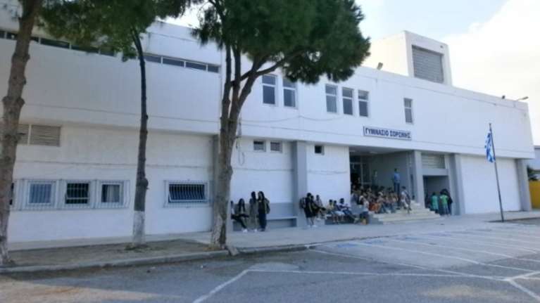 Απίστευτο: Τσιμέντωσαν τις πόρτες σε σχολείο της Ρόδου