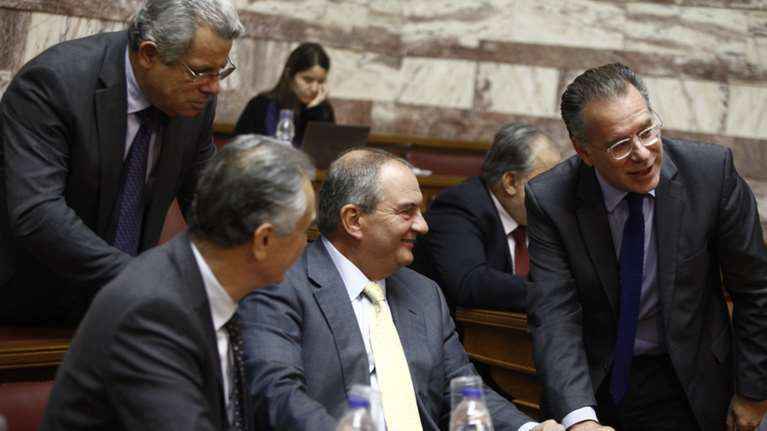 Tο κλείσιμο ματιού του Καραμανλή και τα γέλια Σαμαρά-Άδωνι