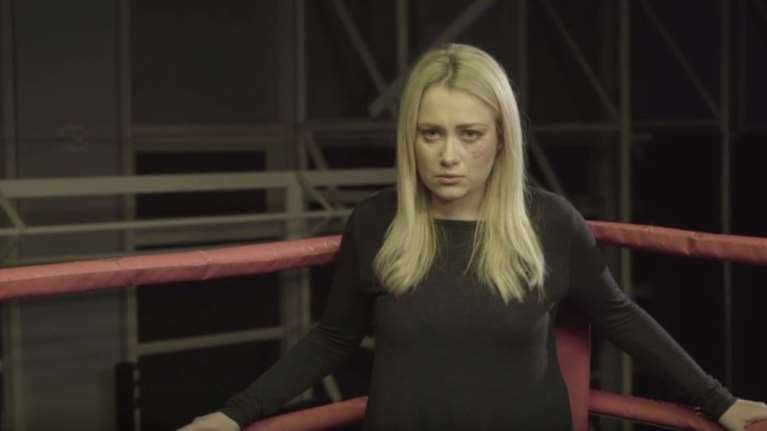 Μη μένεις στη γωνιά σου: Το σποτ κατά της κακοποίησης των γυναικών