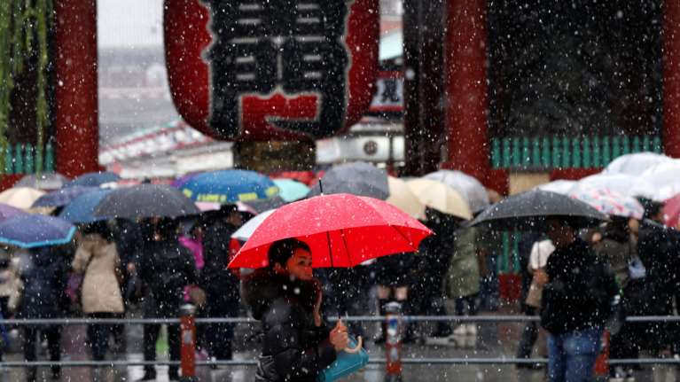 Χιονίζει Νοέμβριο στο Τόκυο για πρώτη φορά μετά από 54 χρόνια!