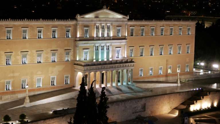 Σαθρό το πλεόνασμα, βασίζεται σε φόρους κι όχι μείωση δαπανών