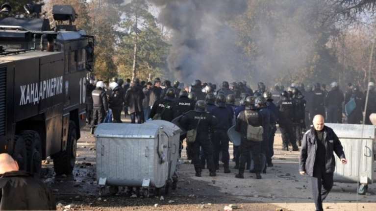 Συγκρούσεις μεταναστών και Βούλγαρων αστυνομικών σε καταυλισμό