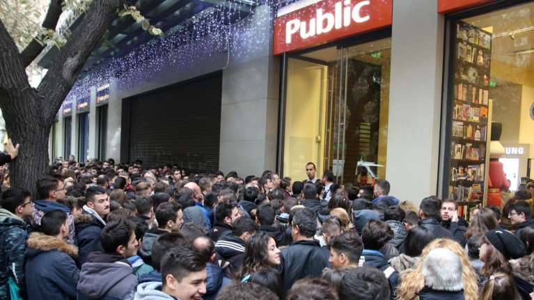 Το αδιαχώρητο στα καταστήματα λόγω Black Friday, τεράστιες ουρές