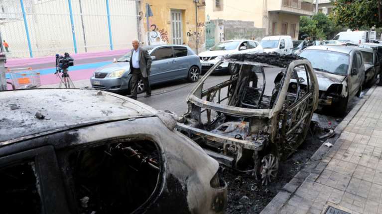 Έκαψαν επτά αυτοκίνητα τα ξημερώματα στα Πετράλωνα