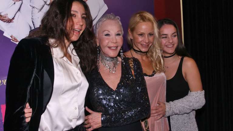 Ζωή Λάσκαρη, κόρες και εγγονή: 3 γενιές σε μία τρυφερή φωτογραφία