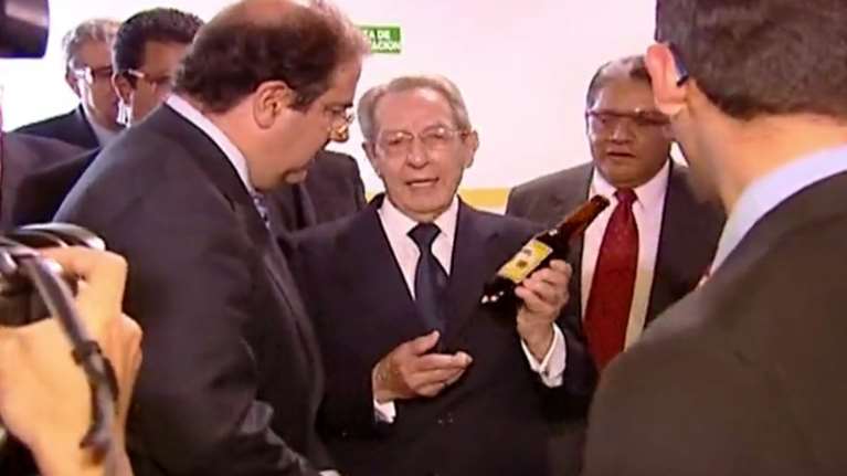 Χάρισε από 2 εκατομμύρια λίρες σε κάθε κάτοικο του χωριού του