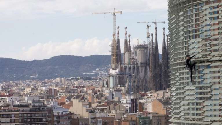 Γάλλος Σπάιντερμαν σκαρφάλωσε σε ουρανοξύστη χωρίς ασφάλεια