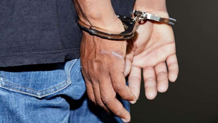 Ένας 55χρονος έκρυβε στο σπίτι του λαθραίο καπνό και κάνναβη